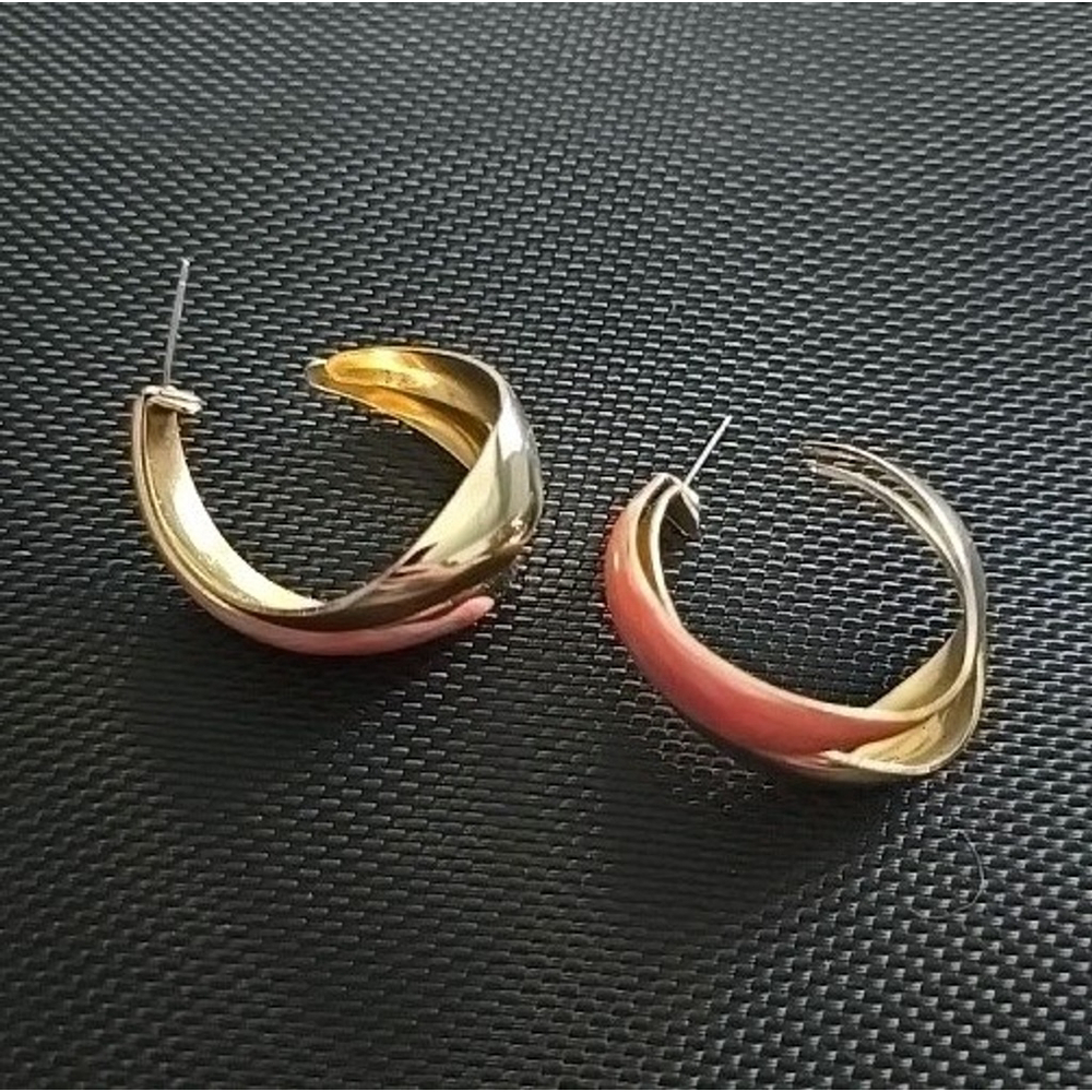 VTG 80s CORAL & CREAM ENAMEL GEOMETRIC GOLD HALF HOOP EARRINGS CLIP-ON RETRO